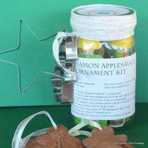 Cinnamon Applesauce Ornament Kit in a Jar -- everything you need to make cinnamon applesauce ornaments all in a jar! Give this as a gift to anyone with kids for a fun holiday activity! Perfect to give for Christmas!