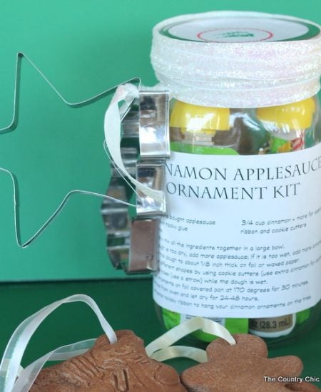 Cinnamon Applesauce Ornament Kit in a Jar -- everything you need to make cinnamon applesauce ornaments all in a jar! Give this as a gift to anyone with kids for a fun holiday activity! Perfect to give for Christmas!