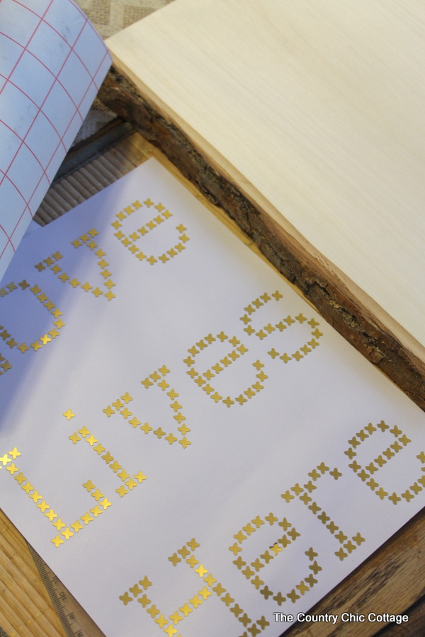 Make your own cross stitch sign on wood using vinyl and your Cricut Explore.