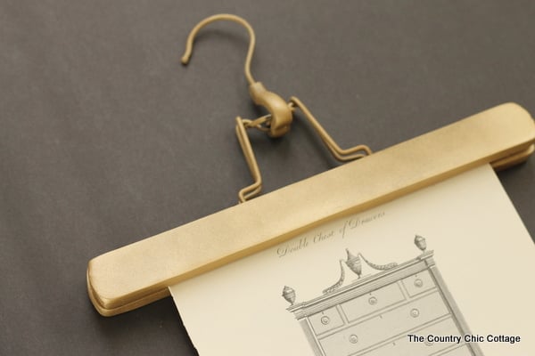 Make a gold hanger for pictures in just minutes!