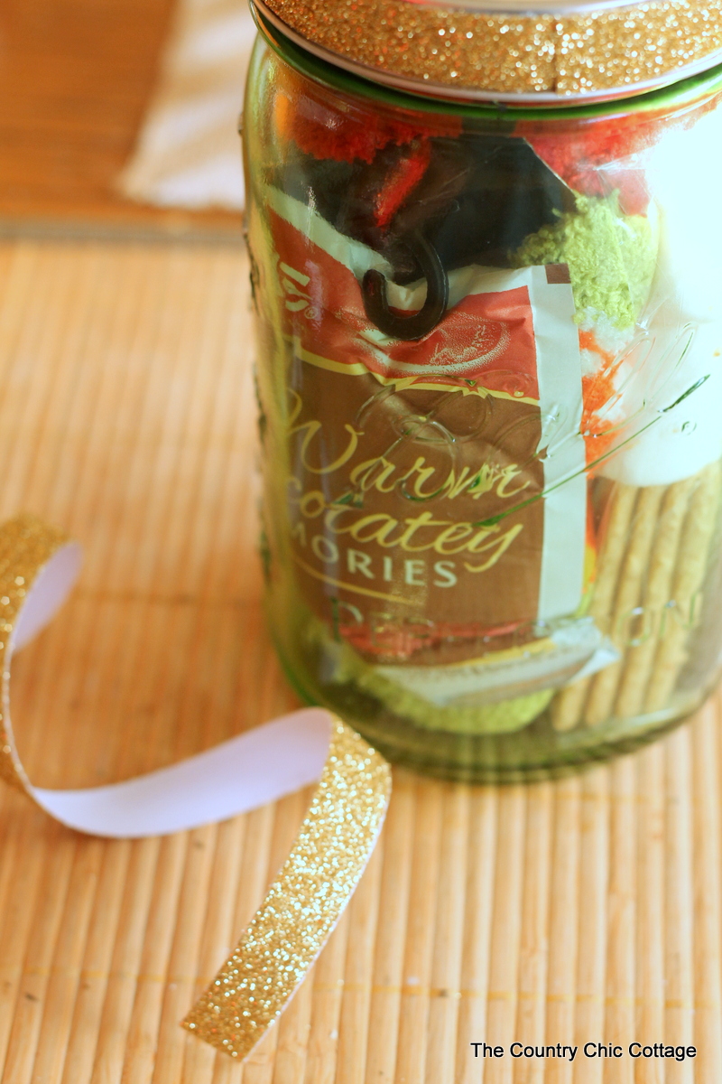 Keep warm kit gift in a jar -- perfect for cold winter holidays! See the list of things to add to this fun mason jar gift idea!