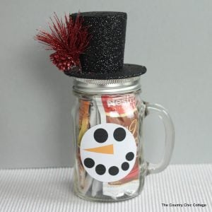 Ce cadeau de bonhomme de neige dans un pot peut être fabriqué en quelques minutes. Remplissez une tasse de pot Mason avec des mélanges de boissons chaudes pour un excellent cadeau! Obtenez les instructions et les étiquettes faciales imprimables gratuites en cliquant ici.