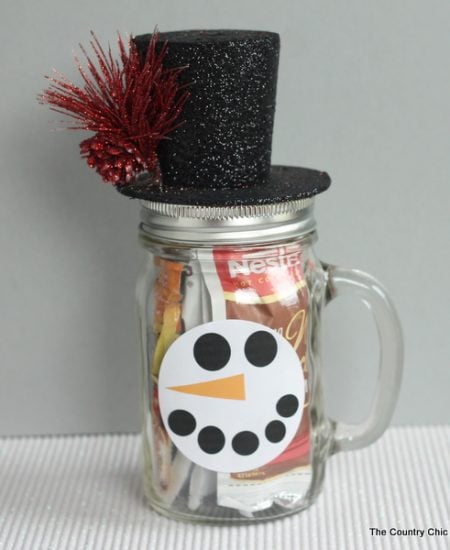 This snowman gift in a jar can be made in minutes. Fill a mason jar mug with hot drink mixes for a great gift! Get the instructions and free printable face labels by clicking here.