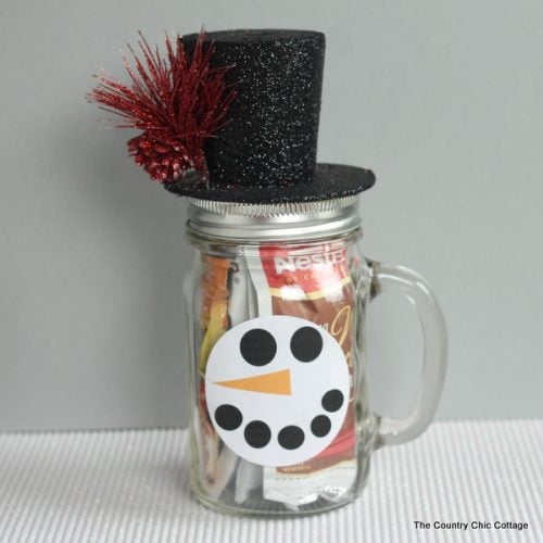This snowman gift in a jar can be made in minutes. Fill a mason jar mug with hot drink mixes for a great gift! Get the instructions and free printable face labels by clicking here.
