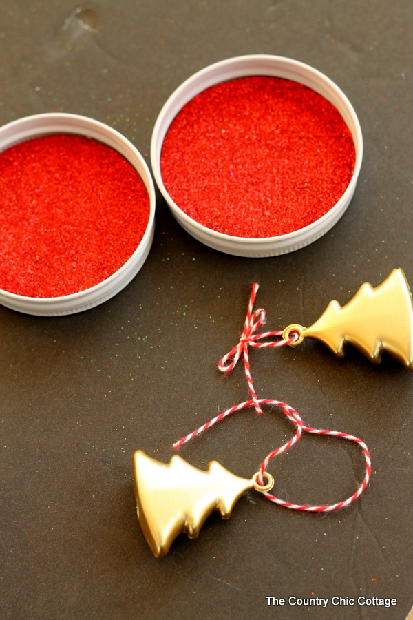 5 Mason Jar Lid Ornaments -- turn those mason jar lids into fun ornaments with these ideas!