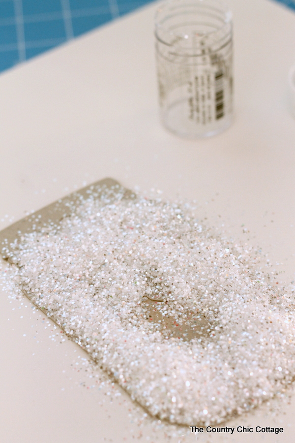 Make these glittered mason jar ornaments easily with a Cricut Explore. Click here to learn how!