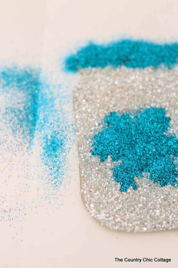 Make these glittered mason jar ornaments easily with a Cricut Explore. Click here to learn how!