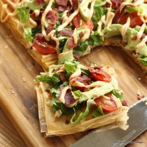 Avocado BLT Pizza -- an amazing and healthy recipe to keep your diet on track! Get the recipe here!