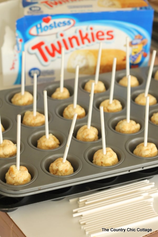 ongedekte cake pops met lolly sticks in mini muffin blikken