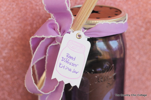 Reed Diffuser Kit in a Jar -- give the gift of a reed diffuser all in a mason jar! A great gift in a jar idea!