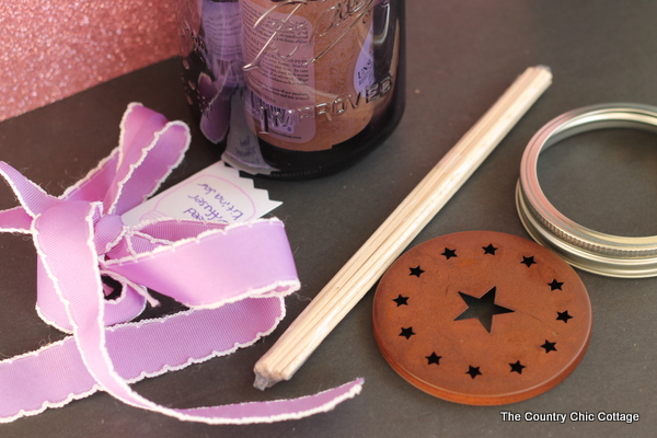 Reed Diffuser Kit in a Jar -- give the gift of a reed diffuser all in a mason jar! A great gift in a jar idea!