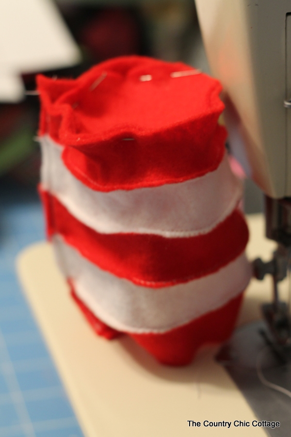 A free pattern to sew a mini Dr. Seuss hat for the top of a mason jar. Makes a great teacher gift idea!