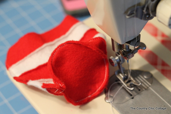 A free pattern to sew a mini Dr. Seuss hat for the top of a mason jar. Makes a great teacher gift idea!