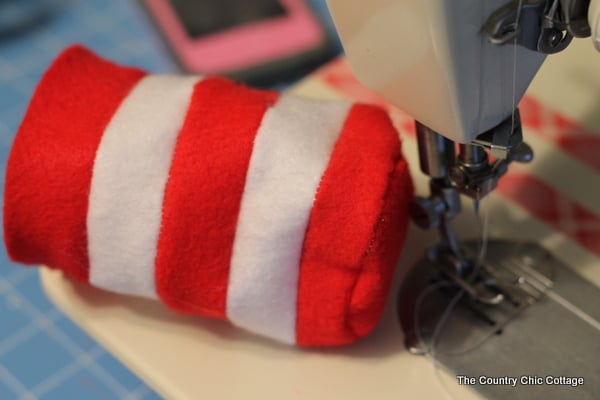 A free pattern to sew a mini Dr. Seuss hat for the top of a mason jar. Makes a great teacher gift idea!
