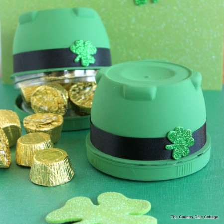 Fun treat for Saint Patrick's Day in the shape of a leprechaun hat! A quick and easy craft for any party or just to give a gift to the kids.