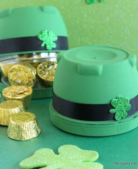 Fun treat for Saint Patrick's Day in the shape of a leprechaun hat! A quick and easy craft for any party or just to give a gift to the kids.