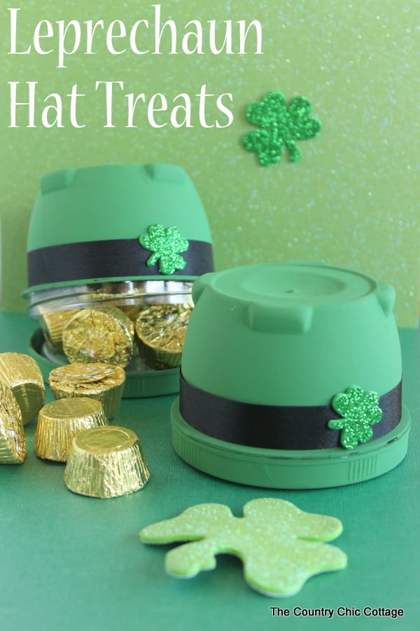 Fun treat for Saint Patrick's Day in the shape of a leprechaun hat!  A quick and easy craft for any party or just to give a gift to the kids.