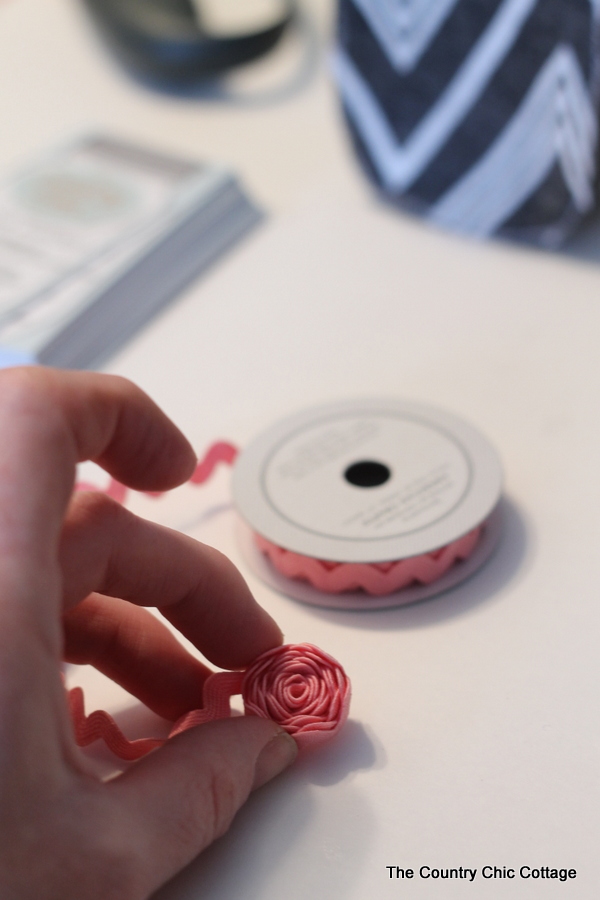 Step by step instructions on how to make this fun mason jar business card holder -- a quick and easy sewing project perfect for any mason jar lover!