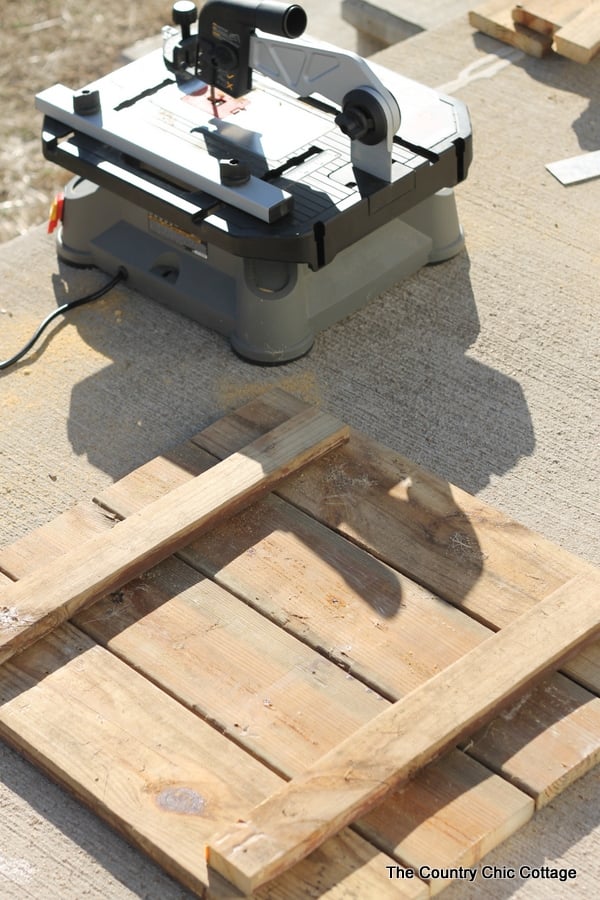 assembling pallet boards