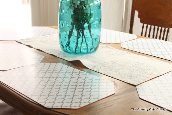 beautiful farmhouse table runner and placemats