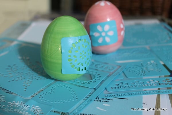 Paint these gorgeous Easter eggs in just 5 minutes with this technique -- I must do some of these this spring!
