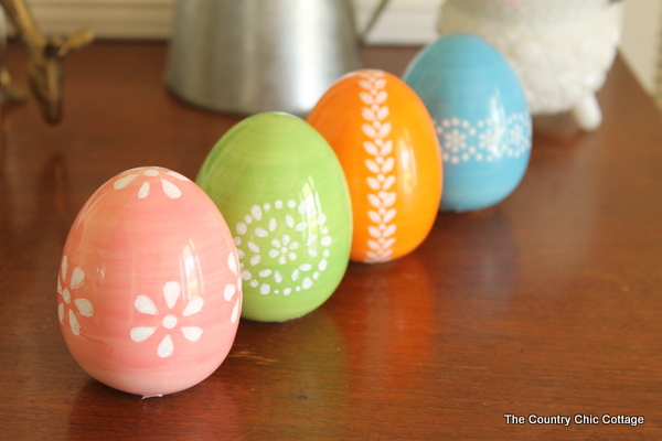 Paint these gorgeous Easter eggs in just 5 minutes with this technique -- I must do some of these this spring!