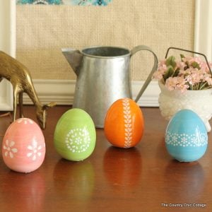 Paint these gorgeous Easter eggs in just 5 minutes with this technique -- I must do some of these this spring!