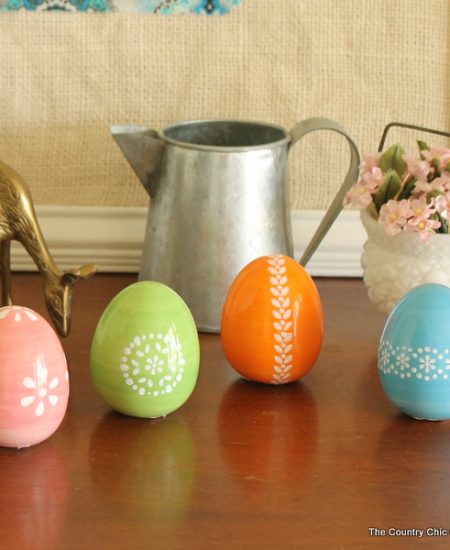 Paint these gorgeous Easter eggs in just 5 minutes with this technique -- I must do some of these this spring!