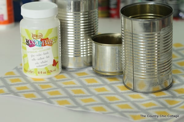 Turn recycled tin cans into a fabulous herb planter with this tutorial.  Includes printable herb plant markers as well.  Makes a great gift for any gardener!