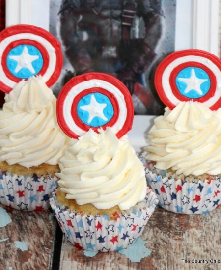 Captain America Cupcakes -- let your love for the Avengers shine with these great cupcakes celebrating the American hero.