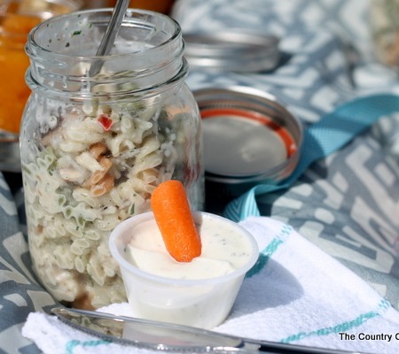 See how to have a mason jar picnic. Love this idea!