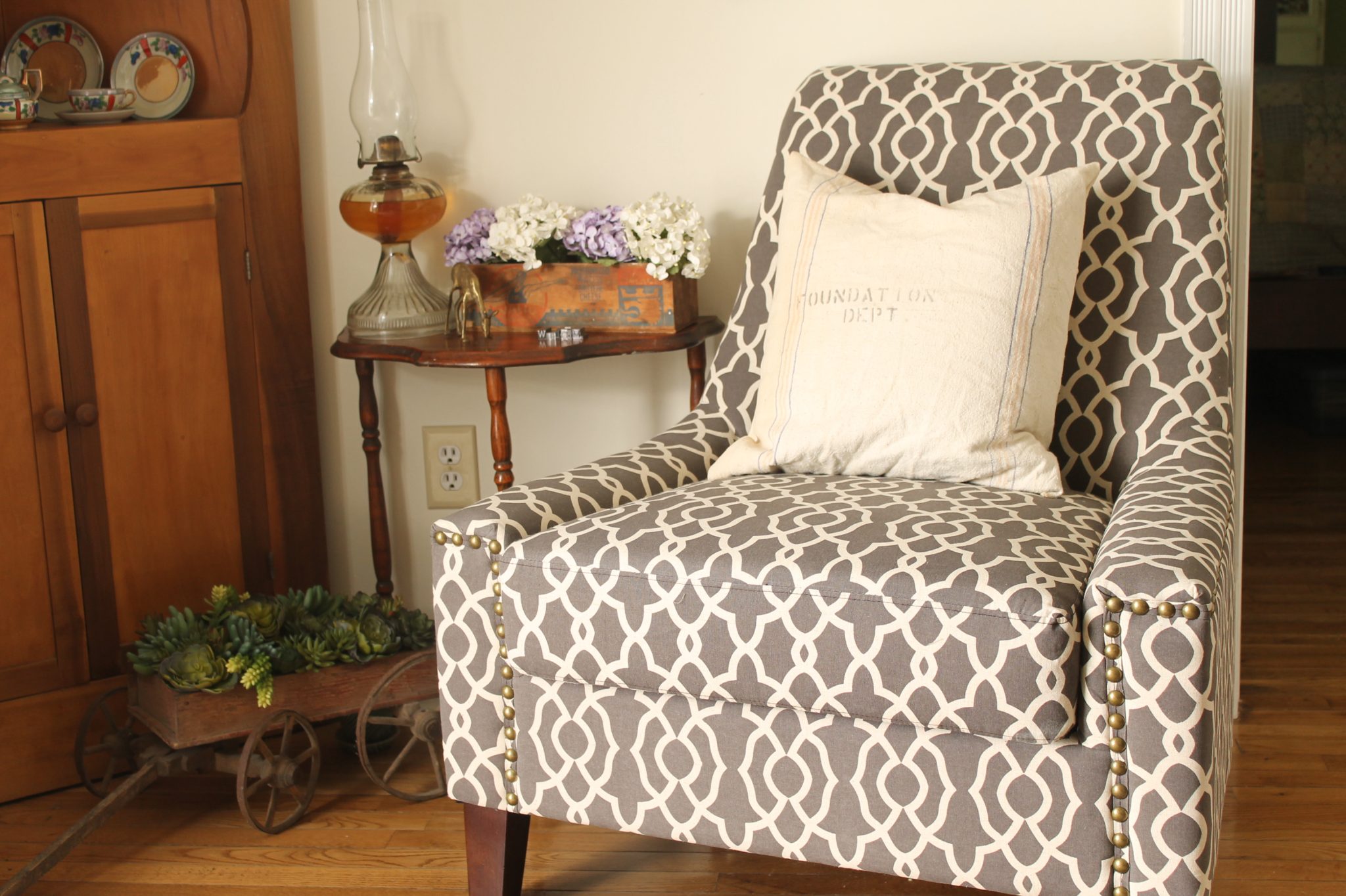 Gorgeous foyer makeover with a chair from Sauder furniture.  Love the rustic farmhouse details!