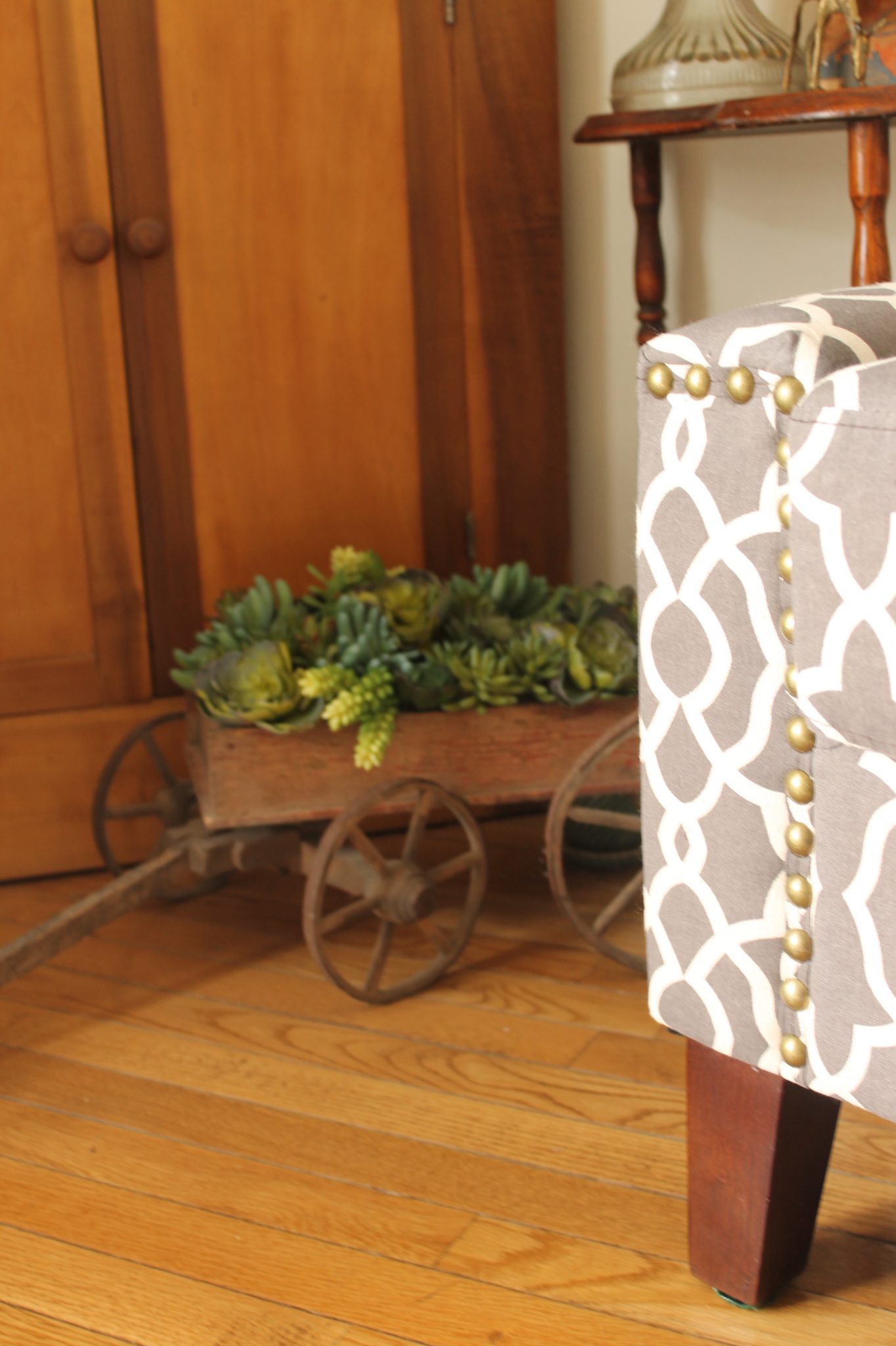 Gorgeous foyer makeover with a chair from Sauder furniture.  Love the rustic farmhouse details!