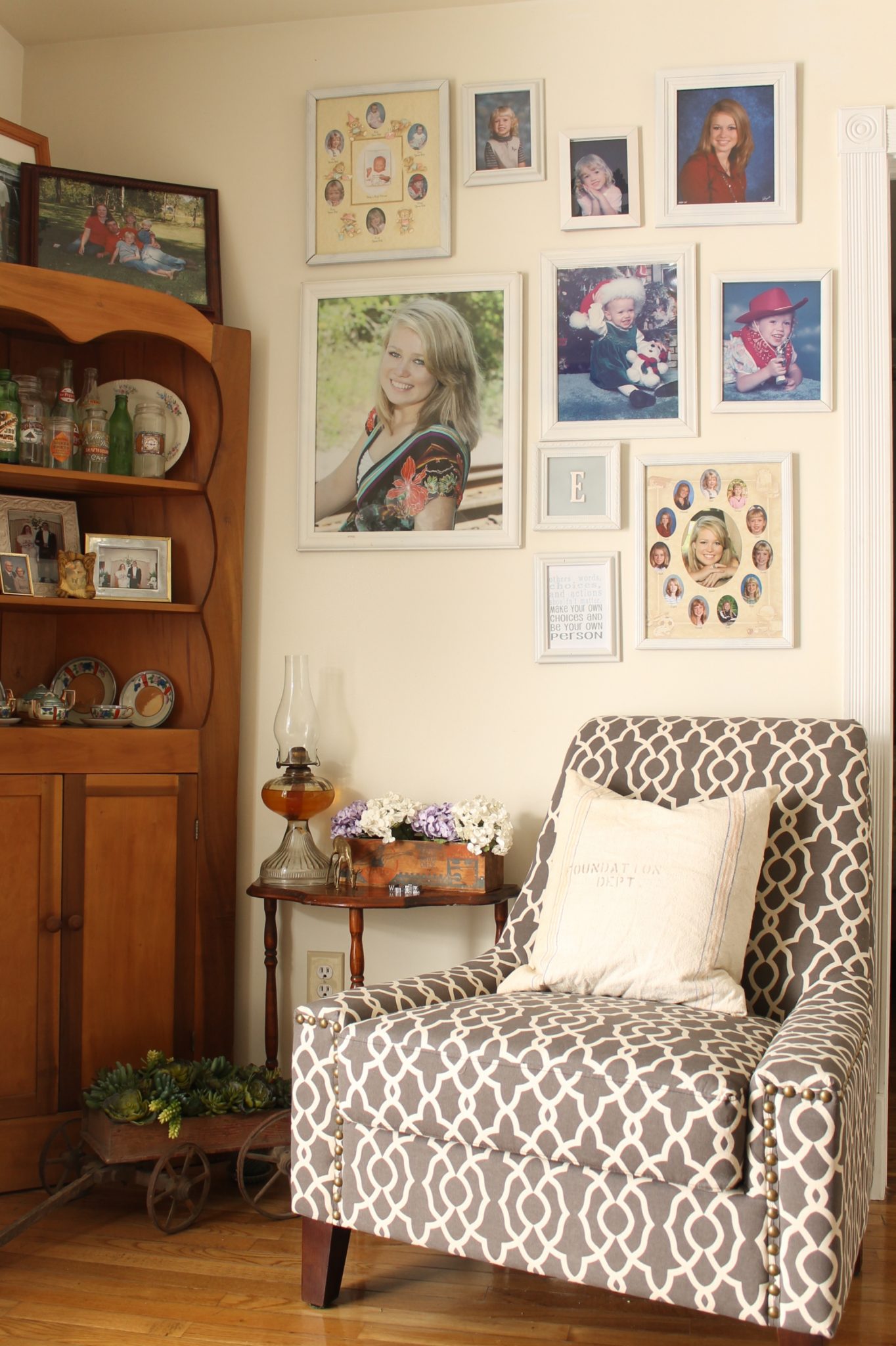 Gorgeous foyer makeover with a chair from Sauder furniture. Love the rustic farmhouse details!