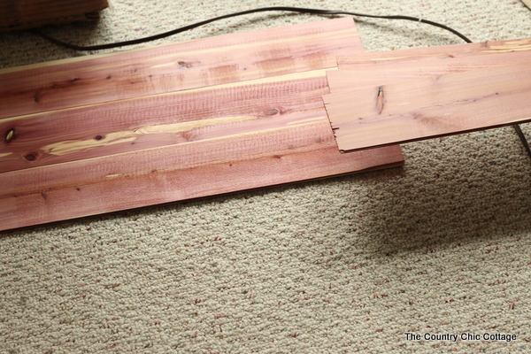 Make this cedar wood pallet sign.  I love that there is no sawing or nailing required!  So easy!!