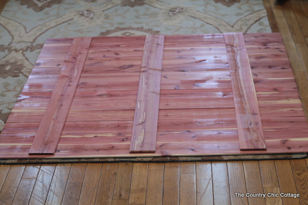 Make this cedar wood pallet sign.  I love that there is no sawing or nailing required!  So easy!!