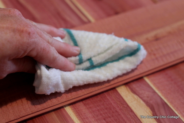 Make this cedar wood pallet sign.  I love that there is no sawing or nailing required!  So easy!!