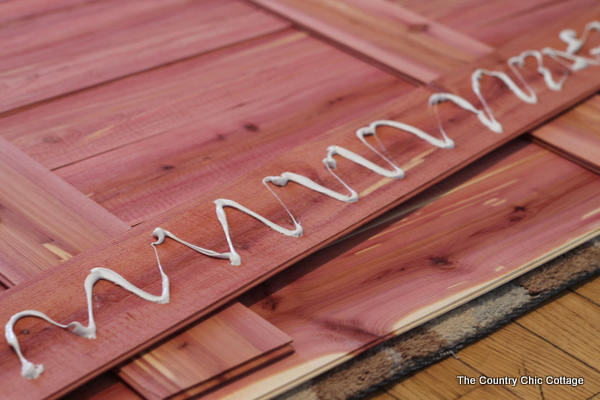 Make this cedar wood pallet sign.  I love that there is no sawing or nailing required!  So easy!!