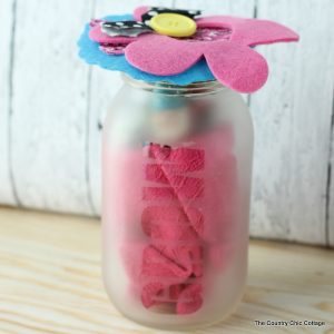 Garden gift in a jar -- gift gardening supplies in a jar that is super simple to etch yourself. After the gift has been given, the recipient can also use this as a mason jar planter.