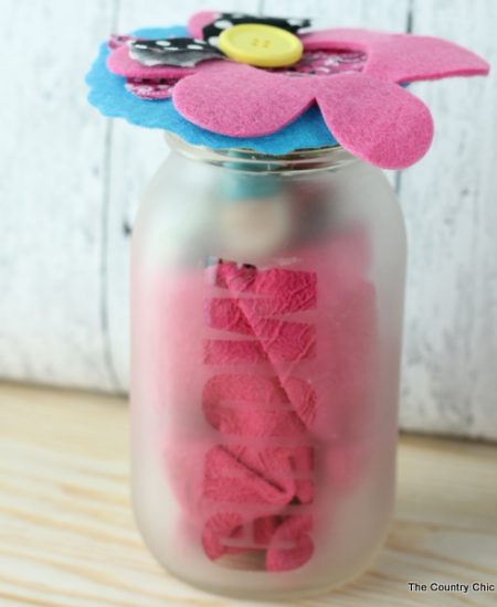 Garden gift in a jar -- gift gardening supplies in a jar that is super simple to etch yourself. After the gift has been given, the recipient can also use this as a mason jar planter.