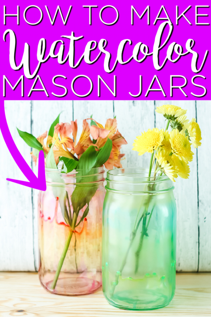 Un pot Mason aquarelle est si facile à faire! Personnalisez les couleurs pour la saison ou le décor de votre maison, puis ajoutez des fleurs pour un vase magnifique qui aura fière allure dans n'importe quelle pièce! #aquarelle #masonjar #jars #painting #painting