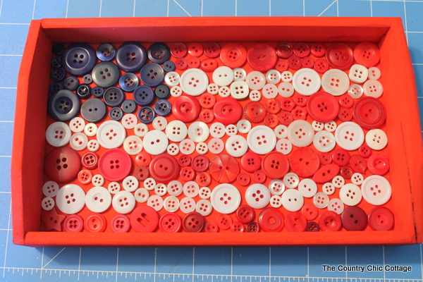 Make this button flag tray for summer parties and decor.  Click to see the tutorial for making this!