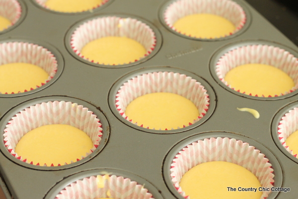 An adorable cupcake gift idea with a recipe for strawberry lemonade cupcakes!