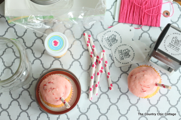 An adorable cupcake gift idea with a recipe for strawberry lemonade cupcakes!