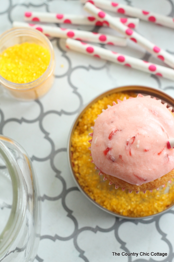 An adorable cupcake gift idea with a recipe for strawberry lemonade cupcakes!