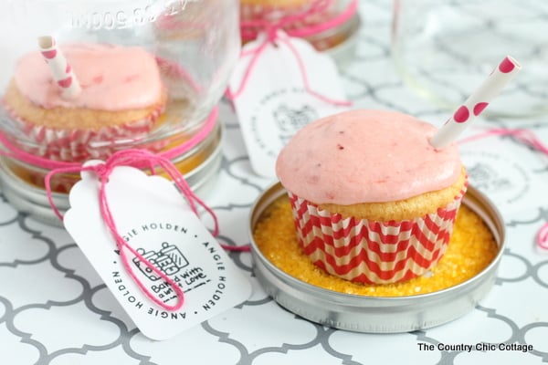 An adorable cupcake gift idea with a recipe for strawberry lemonade cupcakes!