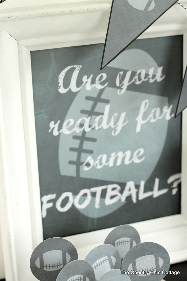 Chalkboard football party printables - print these for free for any football party that you are hosting!
