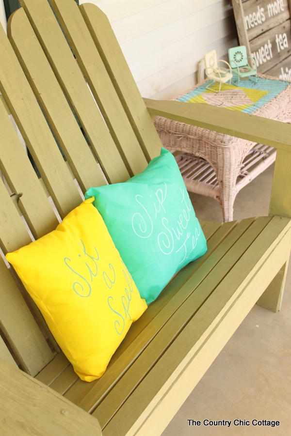 Fun and colorful outdoor pillow that you can make in just a few minutes!  Add fun quotes and more to the front with this simple technique!