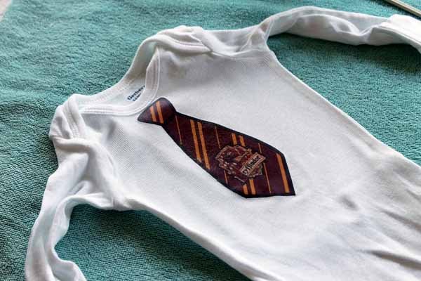 Make these heat transfer onesies in just minutes! They have a free printable to make ones just like these! Great for a baby shower!