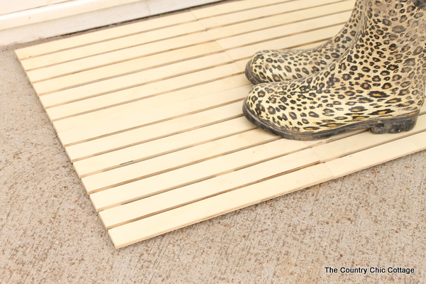 Make your own wood door mat in just 15 minutes!